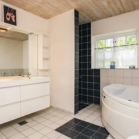 4 Star In Vaeggerlose Ferienhaus Bøtø By