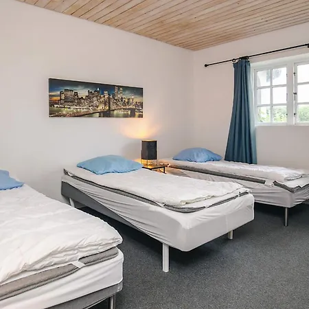 16 Person In Vaeggerlose *