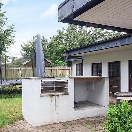 16 Person In Vaeggerlose *