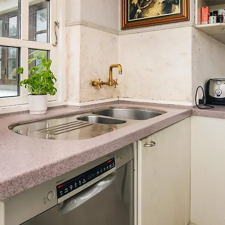 16 Person In Vaeggerlose *