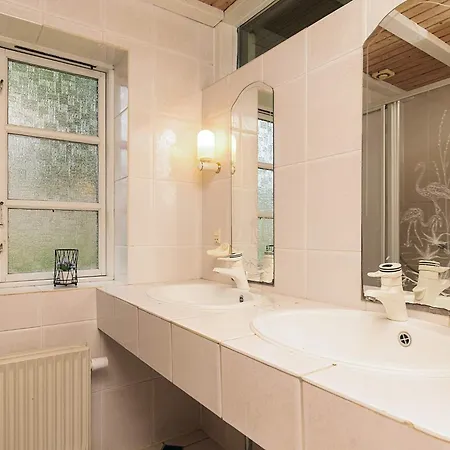 16 Person In Vaeggerlose Bøtø By