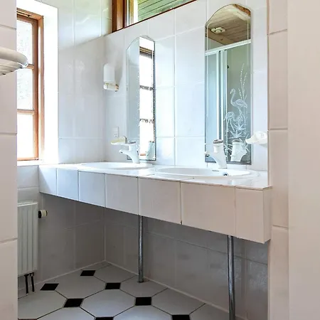 16 Person In Vaeggerlose