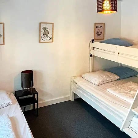 16 Person In Vaeggerlose *