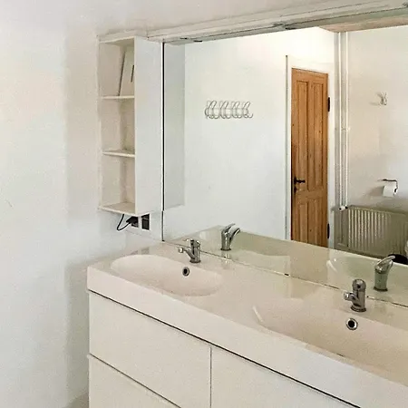 16 Person In Vaeggerlose *